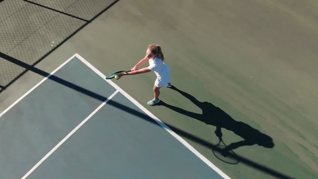 코트에서 코카시안 여성 테니스 선수의  ⁇  뷰 비디오