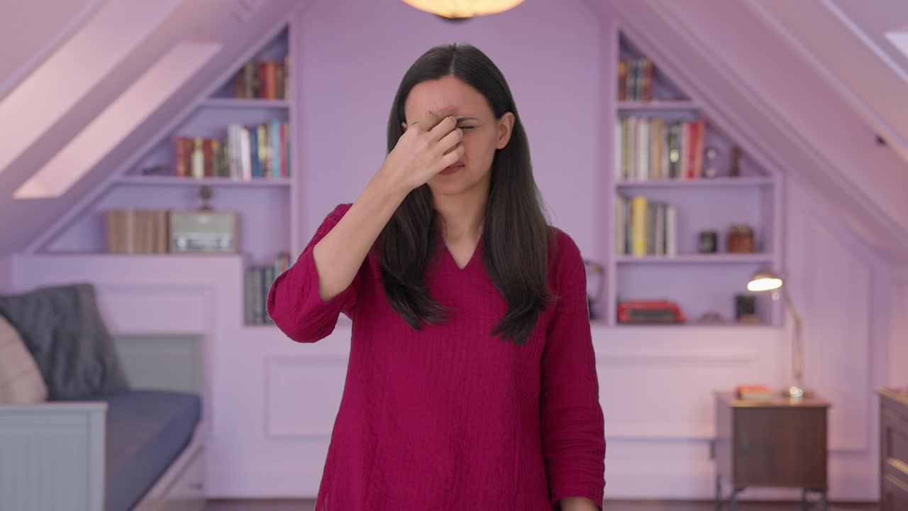 mujer india enferma que sufre de dolor de cabeza