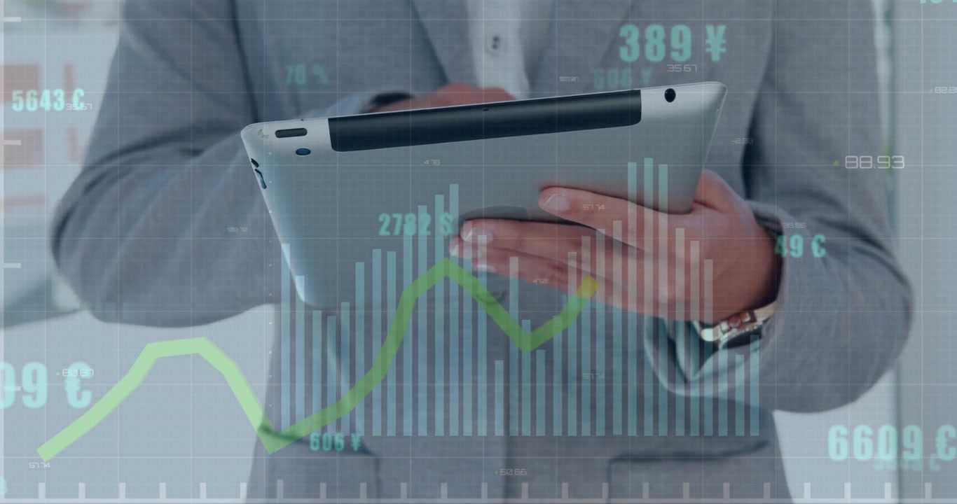Animazione di elaborazione dati su uomo caucasico che usa un tablet