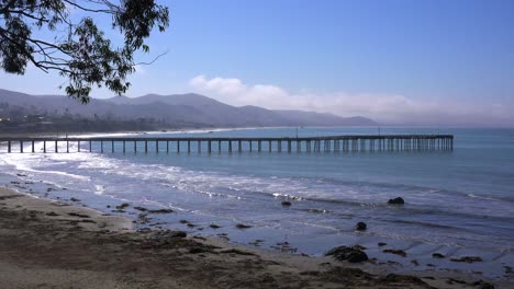 Un-Hermoso-Muelle-Se-Adentra-En-El-Océano-A-Lo-Largo-De-La-Costa-De-California