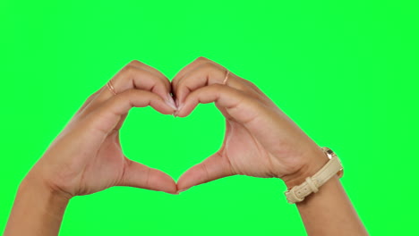 mujer, manos y emoji de corazón en pantalla verde
