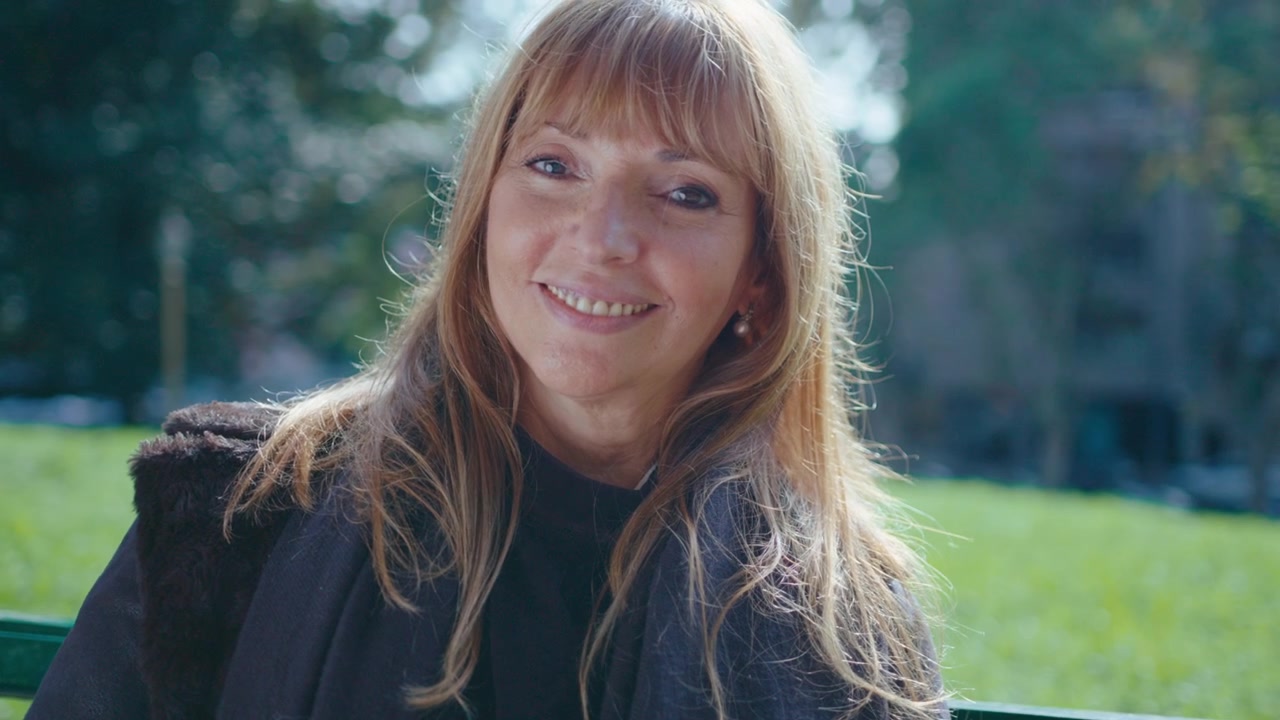 Ritratto di bella donna matura seduta al parco