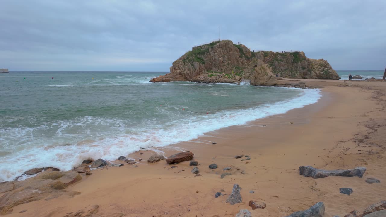 Blanes Lloret de Mar di Costa Brava Girona. Batu La Palomera di pantai