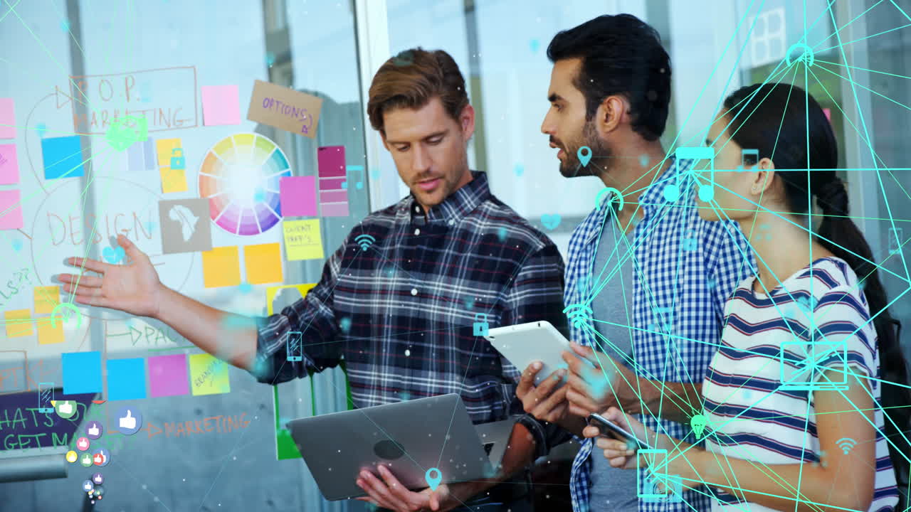 animación de globos de iconos digitales sobre diversos colegas discutiendo sobre notas de memorando en la oficina.