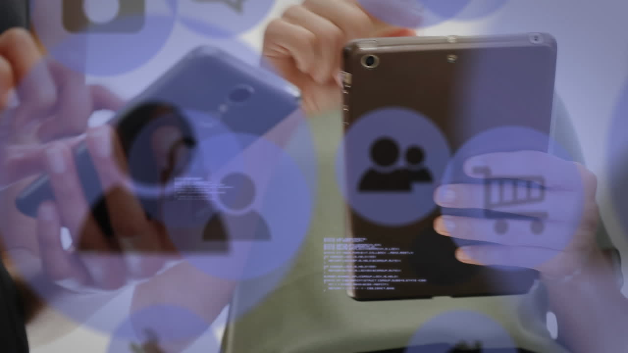 iconos digitales y procesamiento de datos contra colegas de oficina que usan dispositivos electrónicos