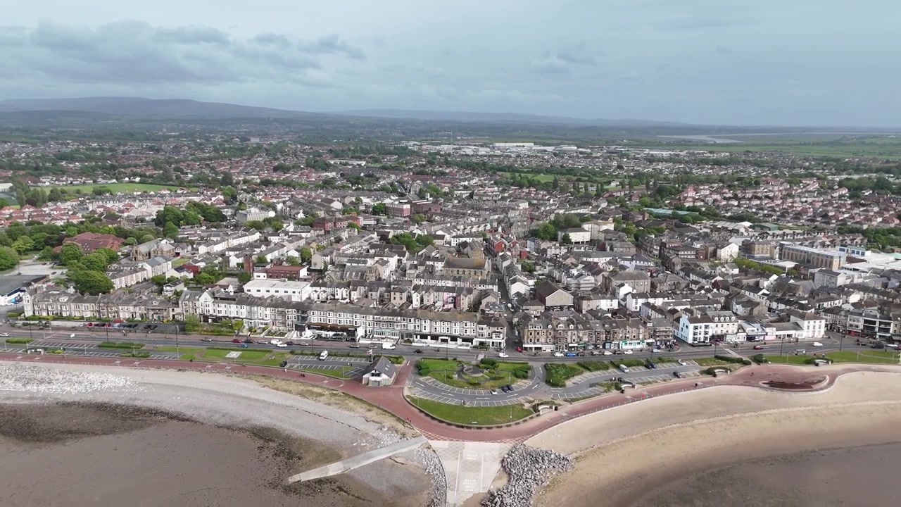 Case sul lungomare a Morecambe, Regno Unito, vista aerea ascendente da drone