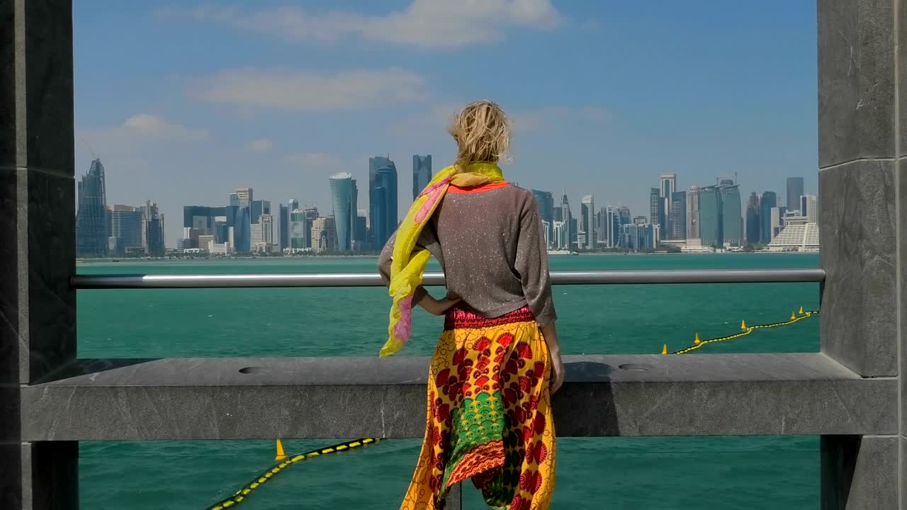 도하 스카이라인을 즐기는 여성