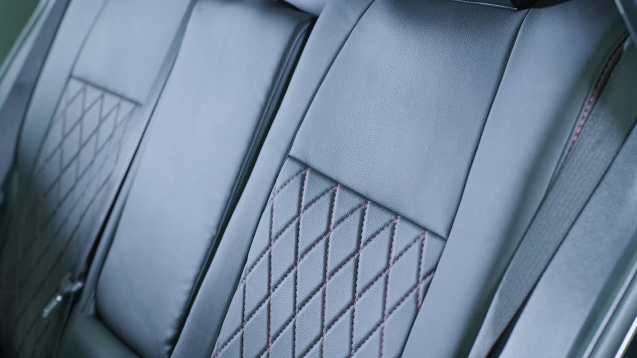 cubiertas de asiento de cuero negro en el coche. hermoso diseño interior de automóvil de cuero. asientos de cuero de lujo en el automóvil.