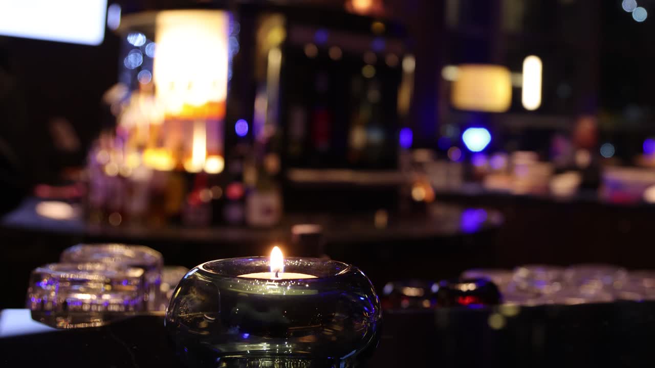 불의 불꽃이 희미하게 밝은 술집에서 반인다