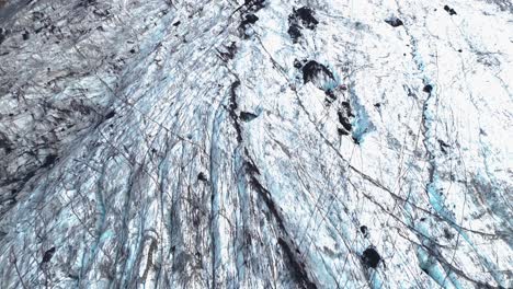 vista aérea de un dron de un impresionante y gigantesco glaciar en roca volcánica en la isla de islandia, con montañas en sus lados