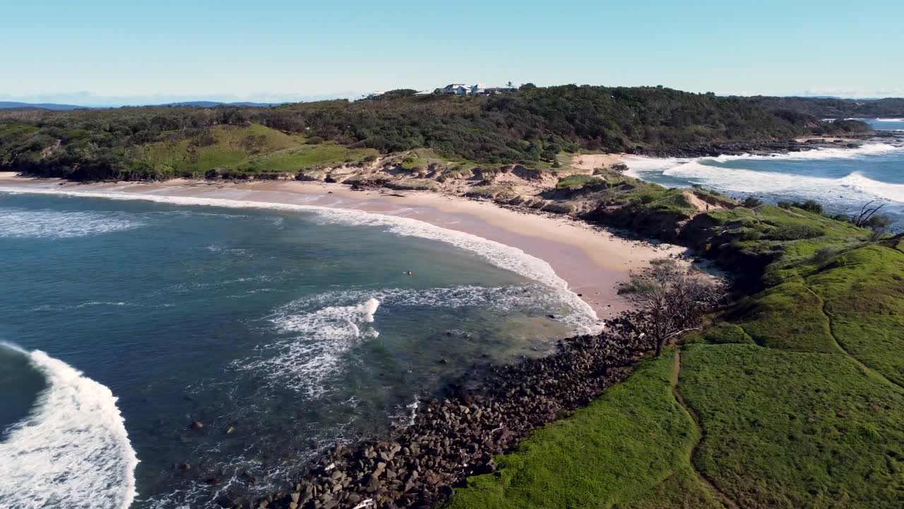 dron aéreo pan shot parque nacional escénico paisaje playa ver turismo viaje dunas de arena rocas yamba angourie nsw costa norte australia 4k