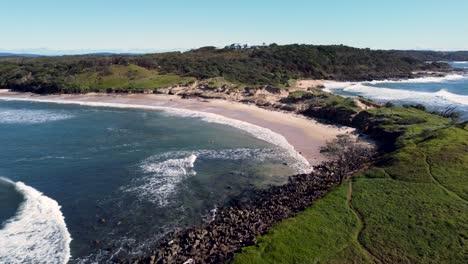 Drohne-Luftschwenk-Nationalpark-Szenisch-Landschaft-Strandblick-Tourismus-Reisen-Sanddünen-Felsen-Yamba-Angourie-Nsw-Nordküste-Australien-4k