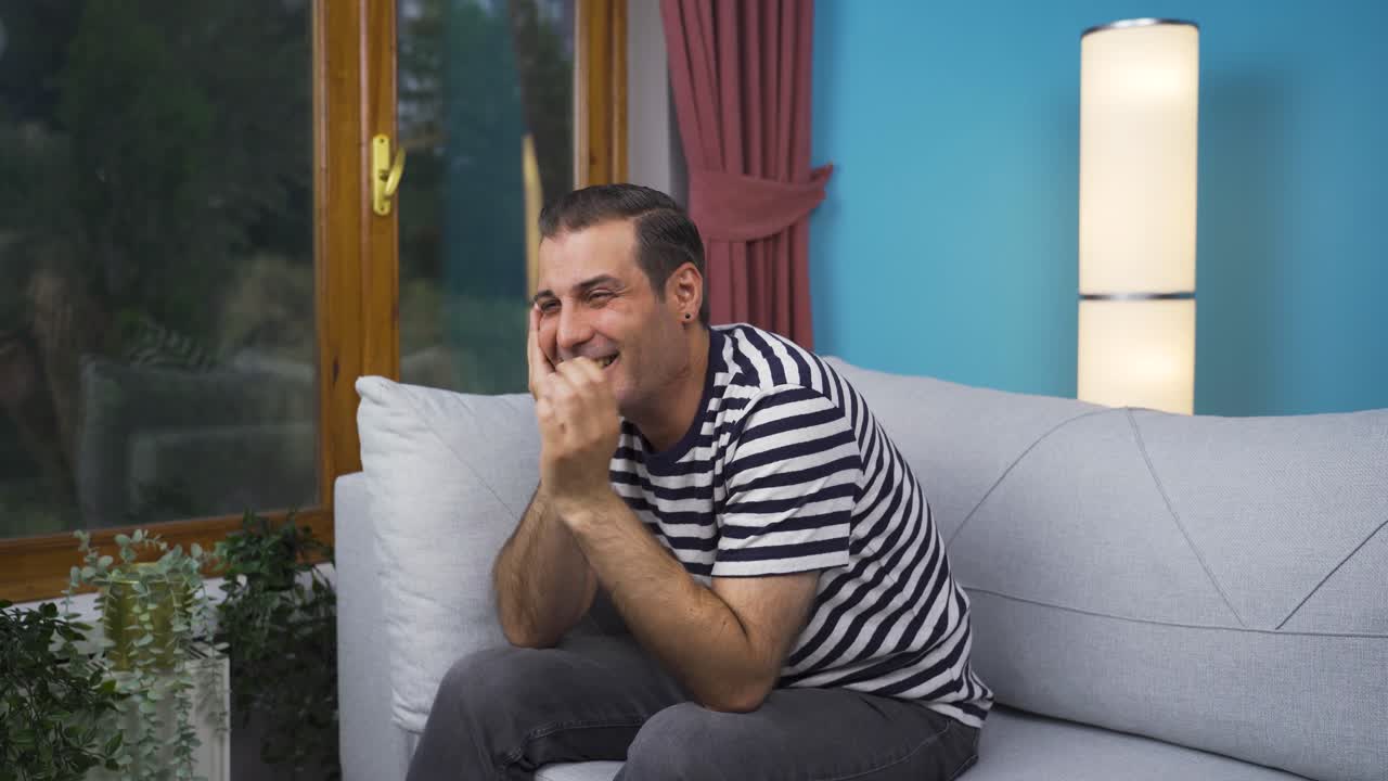 el hombre enamorado piensa en su amante.