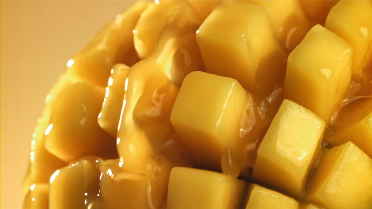 Słodkie kostki mango z lejącym się sokiem w zwolnionym tempie
