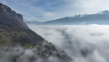 Los-Acantilados-Alpinos-De-Amden-Sobre-El-Mar-De-Niebla.