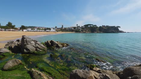 Playa-De-La-Fosca-En-Girona-Mar-Mediterráneo-Sin-Gente-Azul-Paradisíaco-Cielo-Azul-Turquesa-Roca-En-Primer-Plano