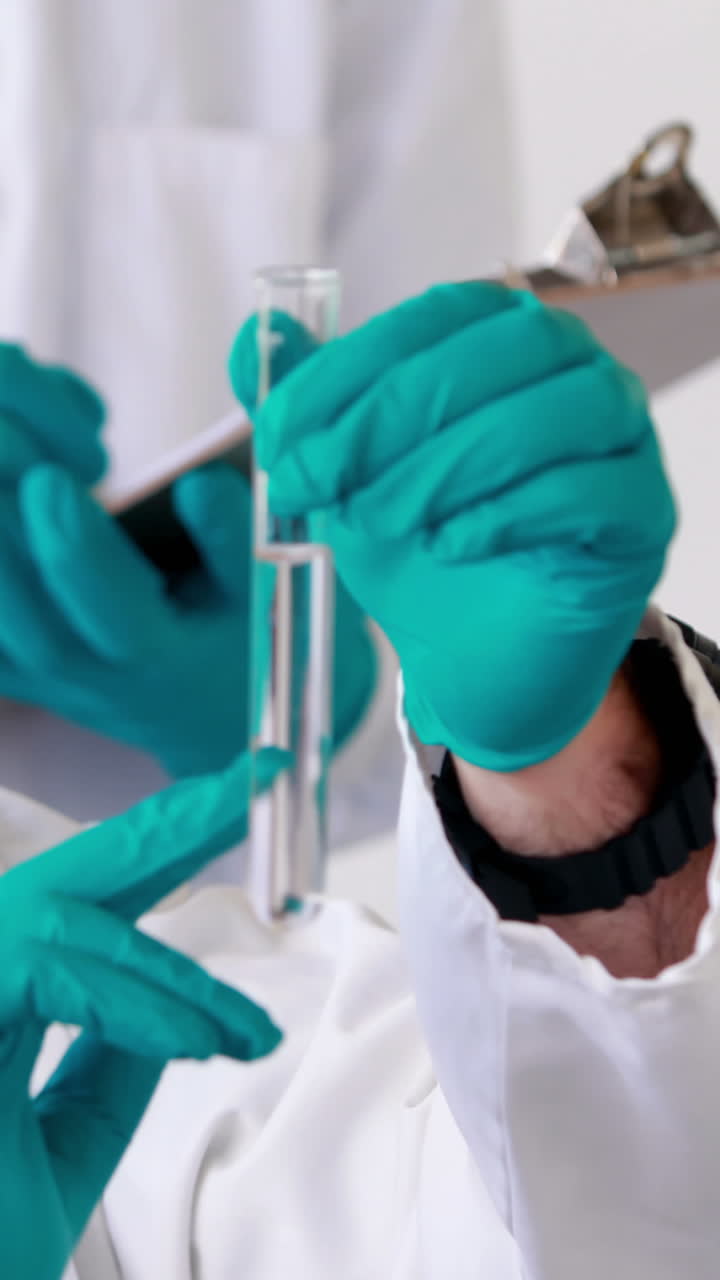 científicos haciendo un experimento químico