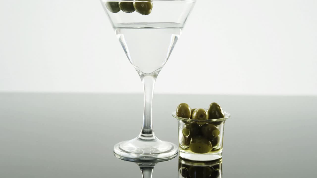 vaso de cóctel decorado con palito de oliva