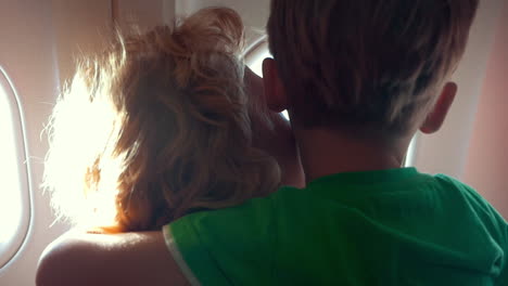 mujer madura y su nieto en el avión