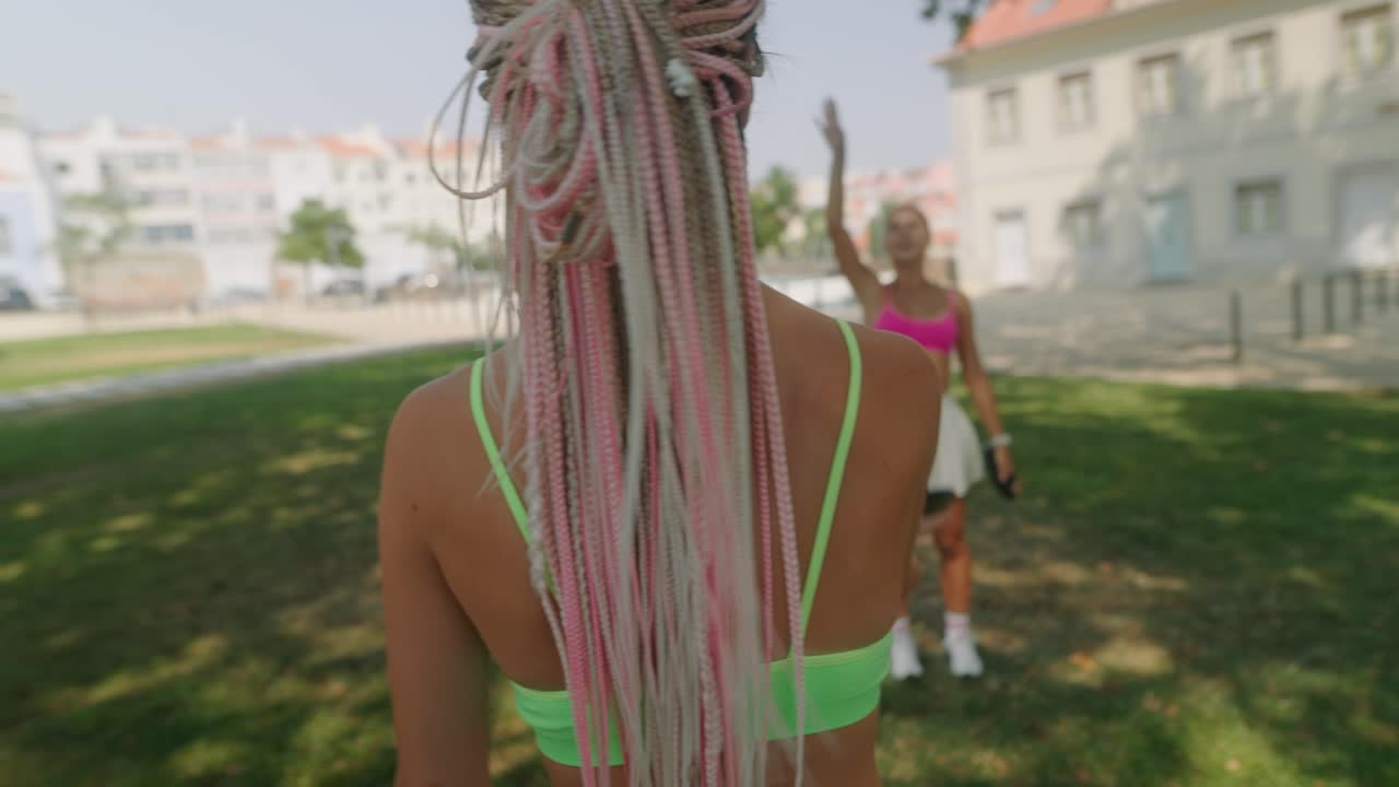 mujeres haciendo ejercicio en el parque