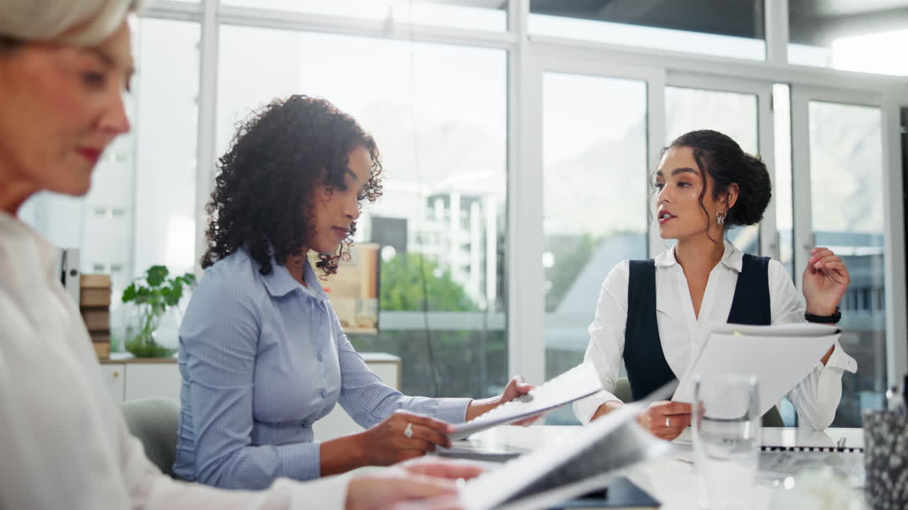 mujeres de negocios en una reunión