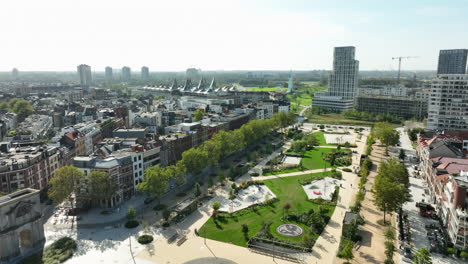 Parque-De-La-Ciudad-De-Amberes-Zuid-Y-Sus-Alrededores-En-Un-Día-Soleado-Plataforma-Rodante-Aérea-En