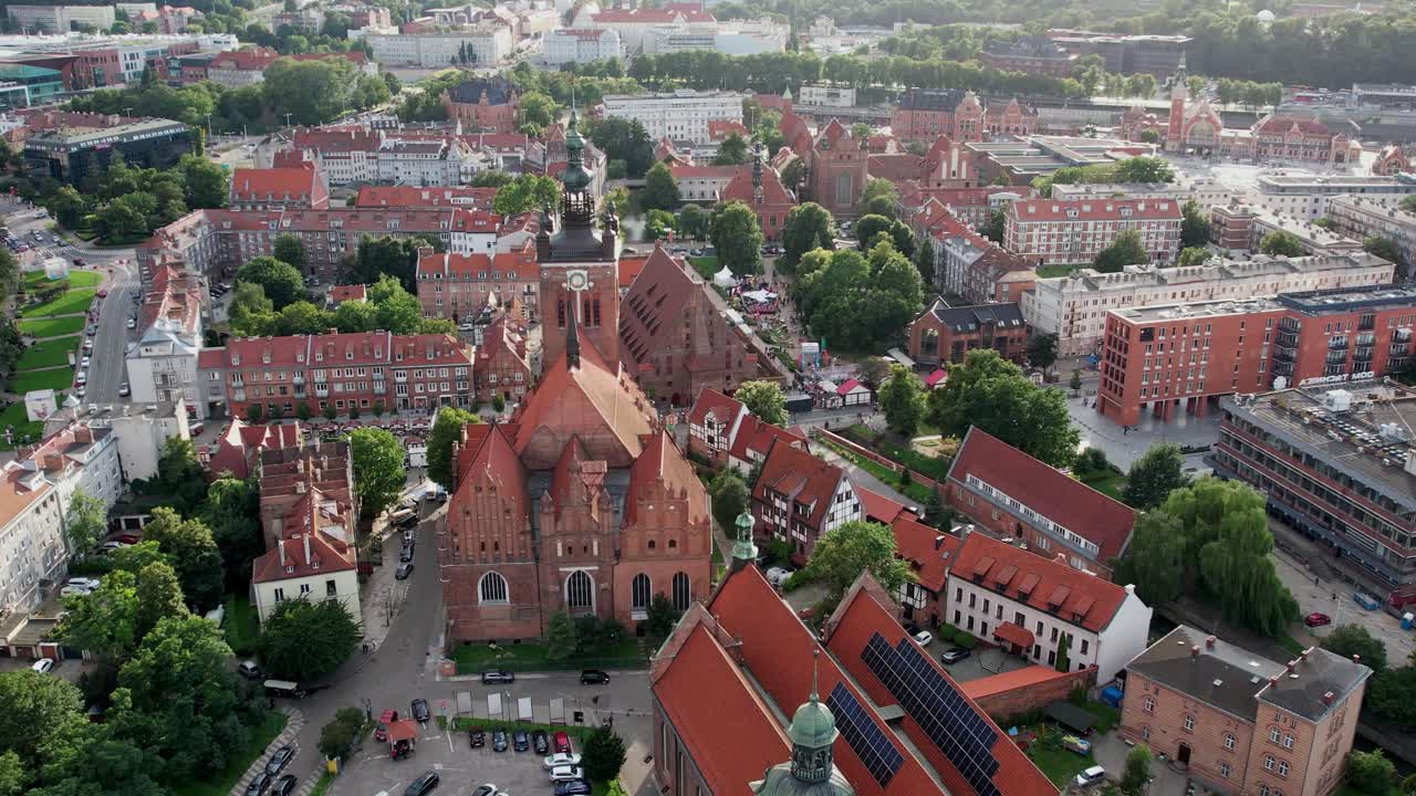 Dron krouží kolem kostela sv. Kateřiny v Gdaňsku a odhaluje okolní městské bloky