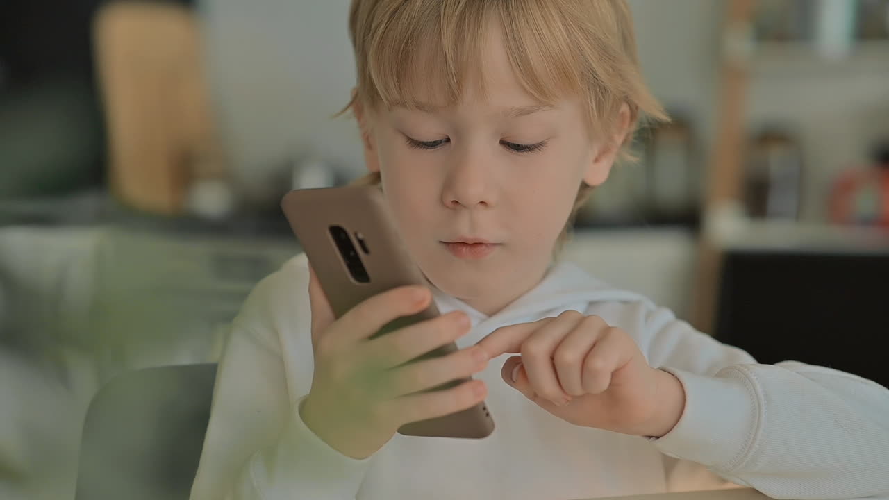 bambino con il telefono che utilizza le app a casa