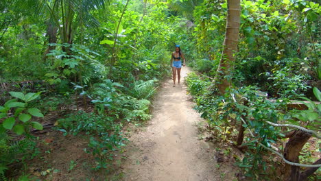 Cámara-Lenta-|-Niña-India-En-Bikini-Caminando-Por-El-Sendero-De-La-Jungla-En-Tailandia