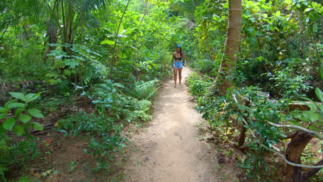 cámara lenta | niña india en bikini caminando por el sendero de la jungla en tailandia