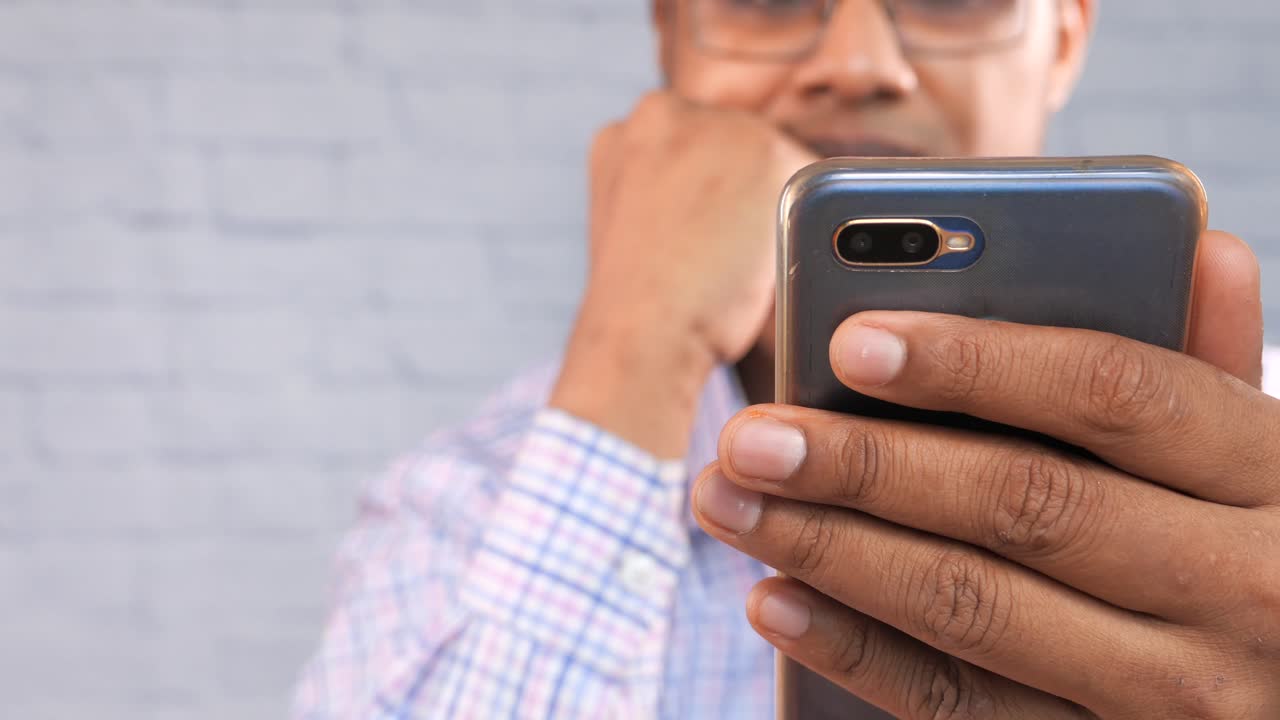 스마트폰을 사용하는 사람