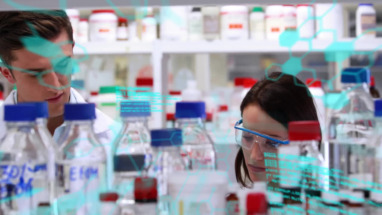 화학 공식과 데이터 분석 애니메이션으로 실험실에서 일하는 과학자