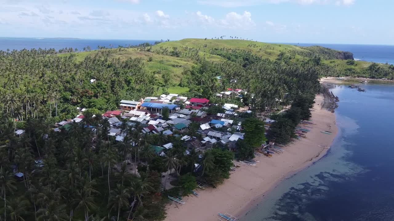 barcos de pescadores y pueblo de pescadores en la exuberante isla tropical de corregidor, siargao
