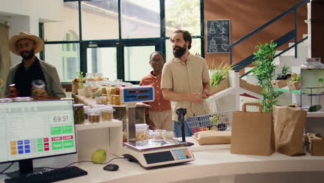 El-Vendedor-Ayuda-Al-Cliente-En-La-Tienda-De-Comestibles.