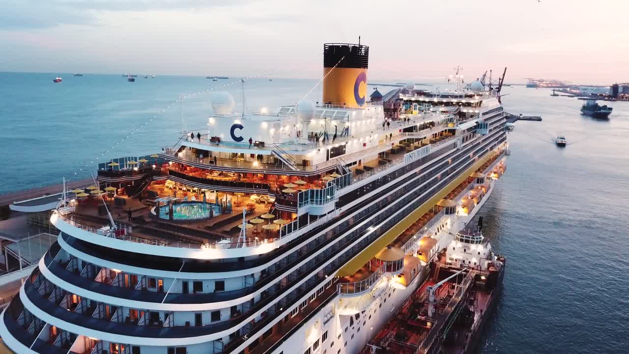 해가 지면 항구에 있는 크루즈 선박