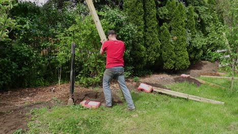 colocando el poste de la valla de madera hacia abajo y nivelándolo con una herramienta, vista estática