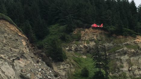 excursionista herido elevado a un helicóptero de la guardia costera en una camilla a lo largo de los acantilados de south cove, cerca de charleston, oregon