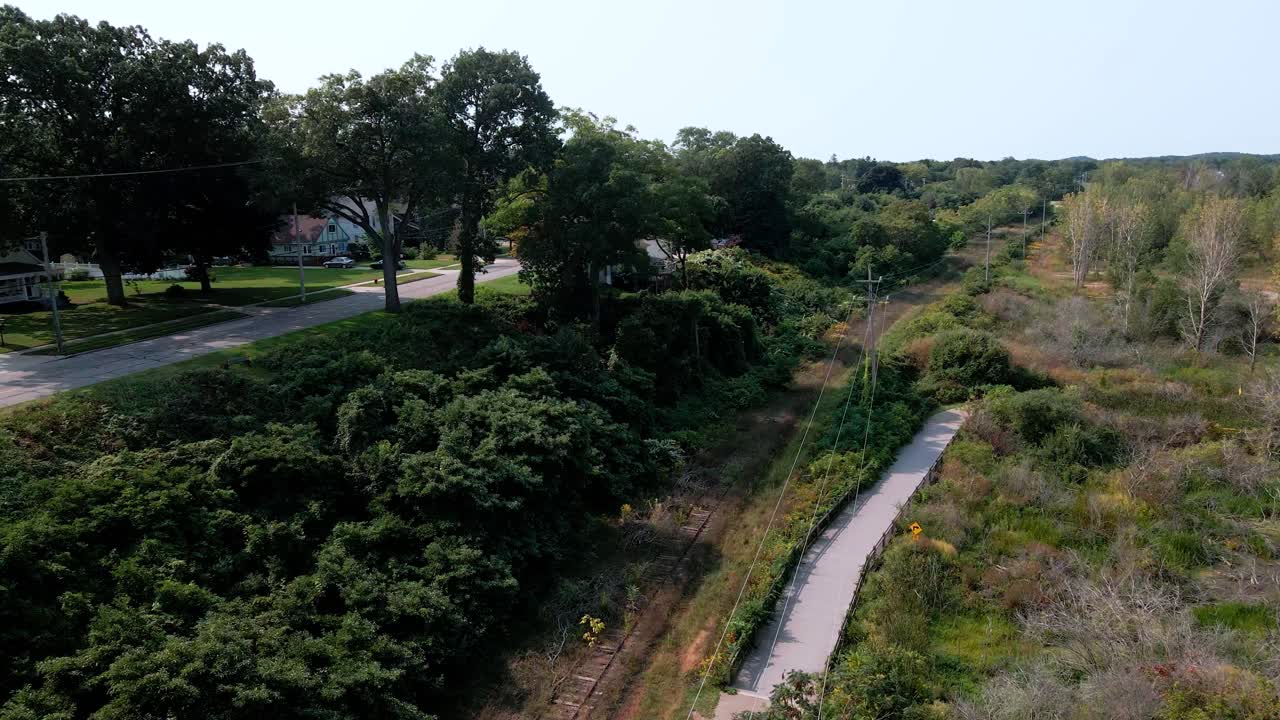 un pequeño acantilado en la orilla del lago muskegon