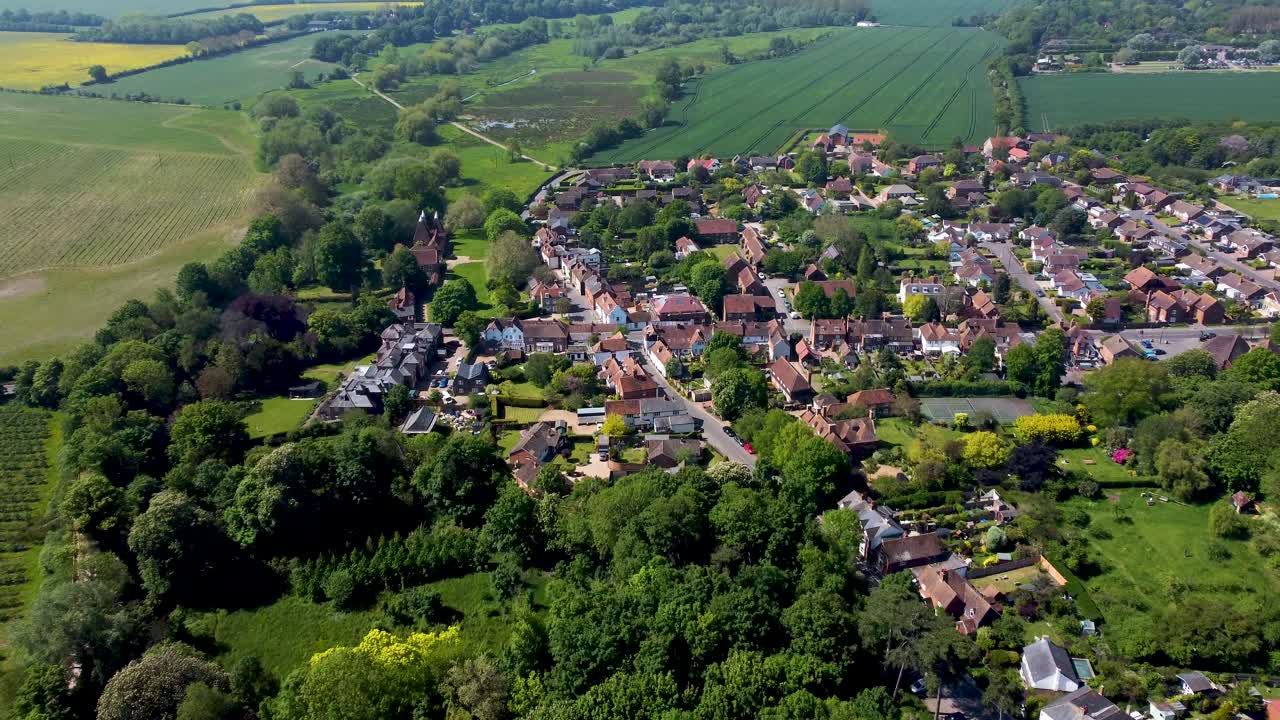 Pohled z vysoké nadmořské výšky na vesnici Littlebourne poblíž Canterbury.