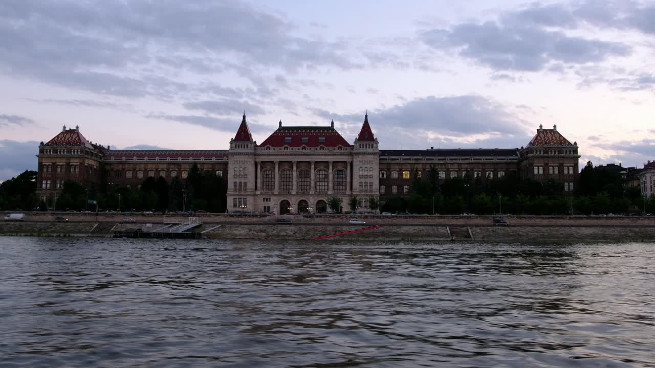 edificio de la universidad de tecnología y economía de budapest en la hora dorada, disparado desde el río danubio en budapest, hungría