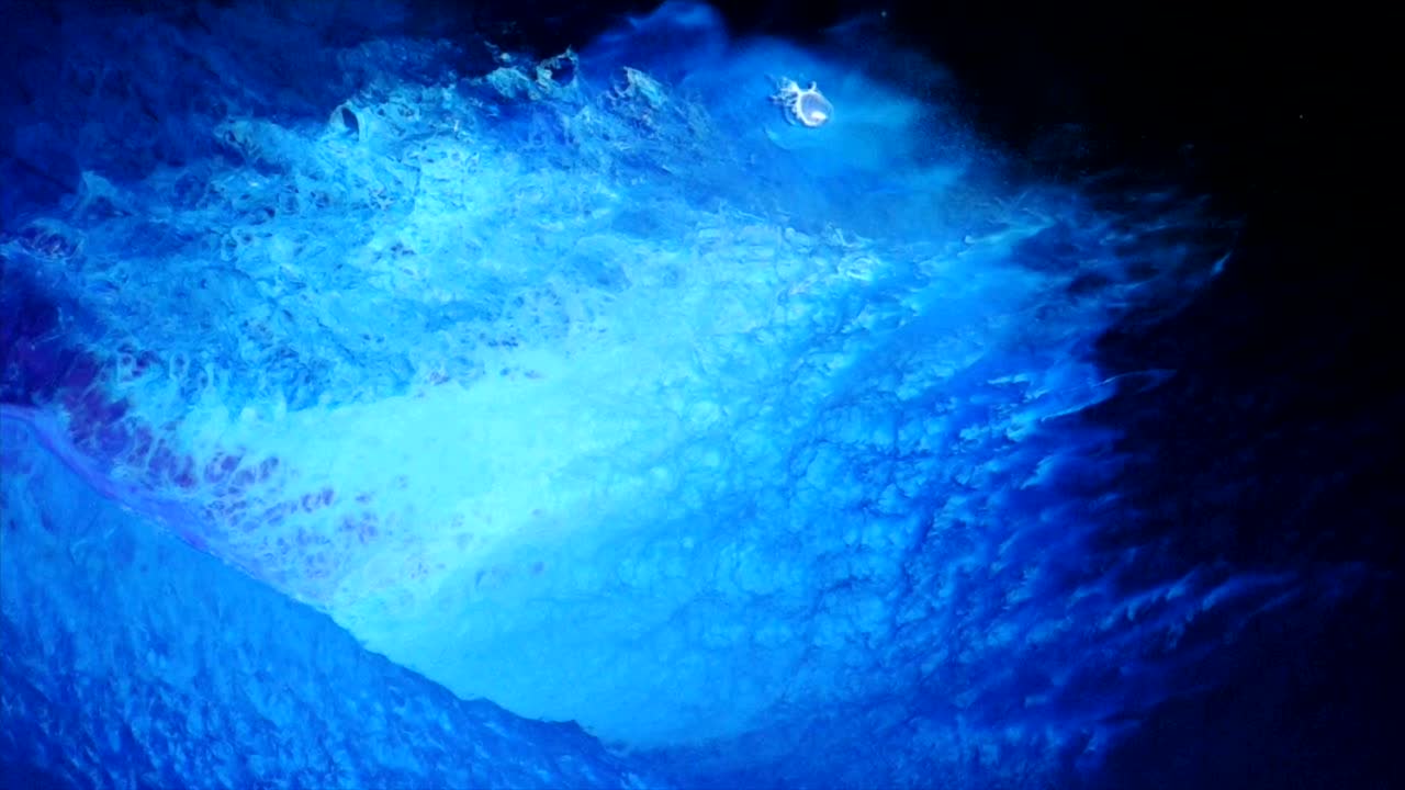 급상승하는 물의 극적인 추락