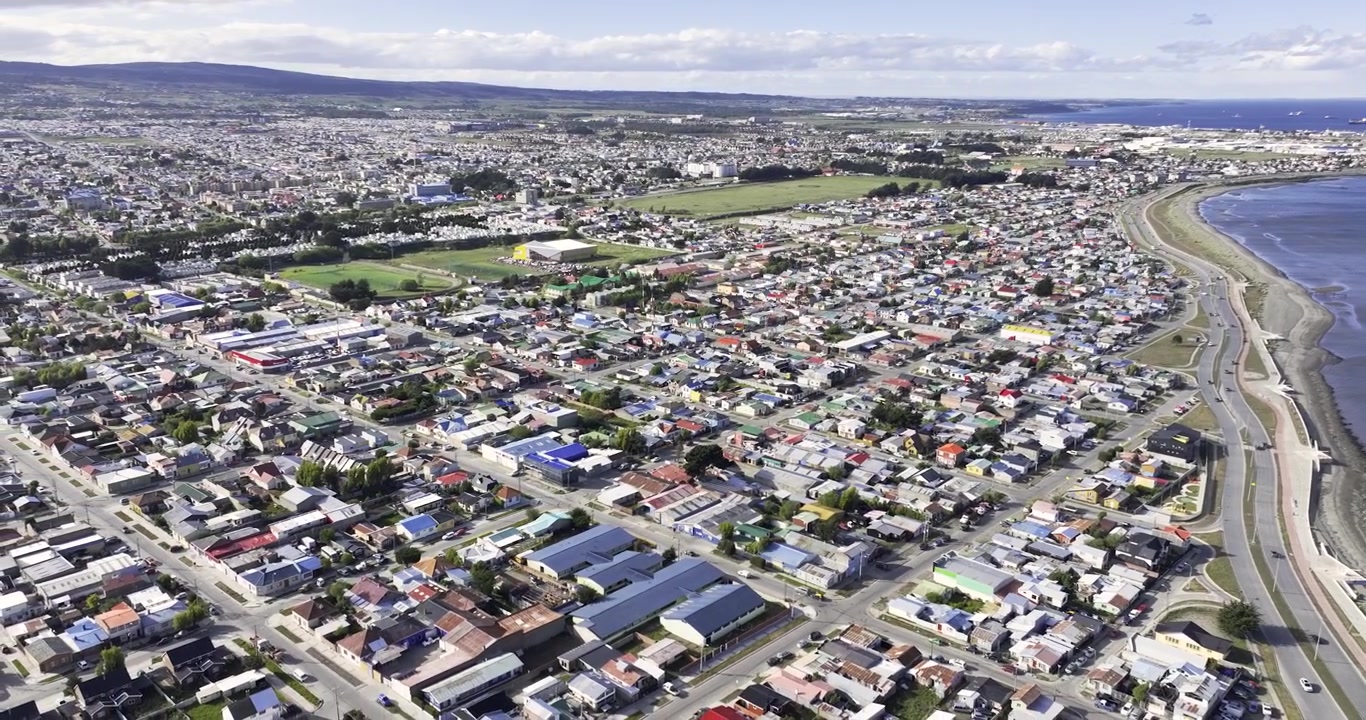 Ảnh chụp bằng flycam thành phố Punta Arenas, Nam Cực Chile. Các tòa nhà thành phố vào ngày nắng.
