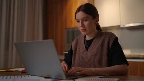 mujer de negocios que trabaja desde casa mujeres caucásicas que trabajan desde casa durante la crisis del coronavirus. distanciamiento social y distanciamiento físico. trabajando en la computadora en la oficina desde casa comunicándose