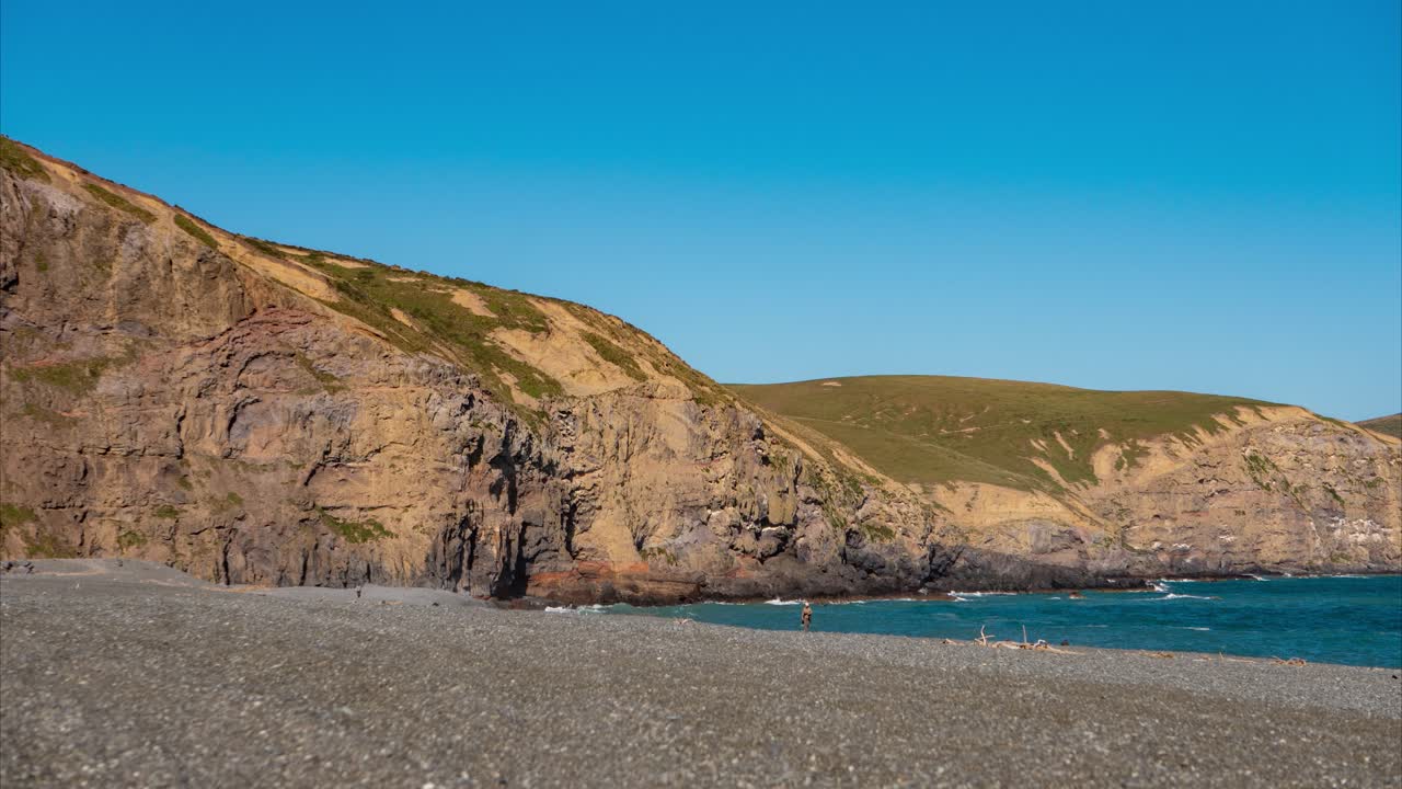 hiperlapso de acantilados al atardecer y mar