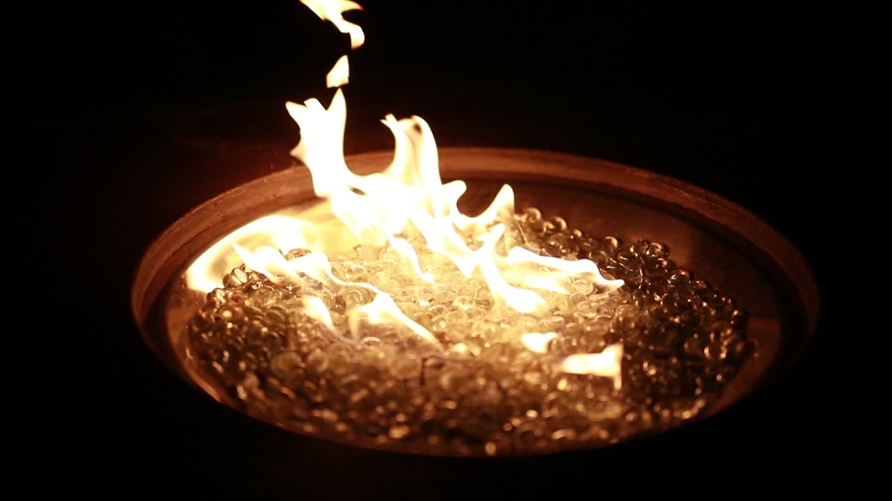 120p 슈퍼 슬로우 모션으로 밤에 불이 타다