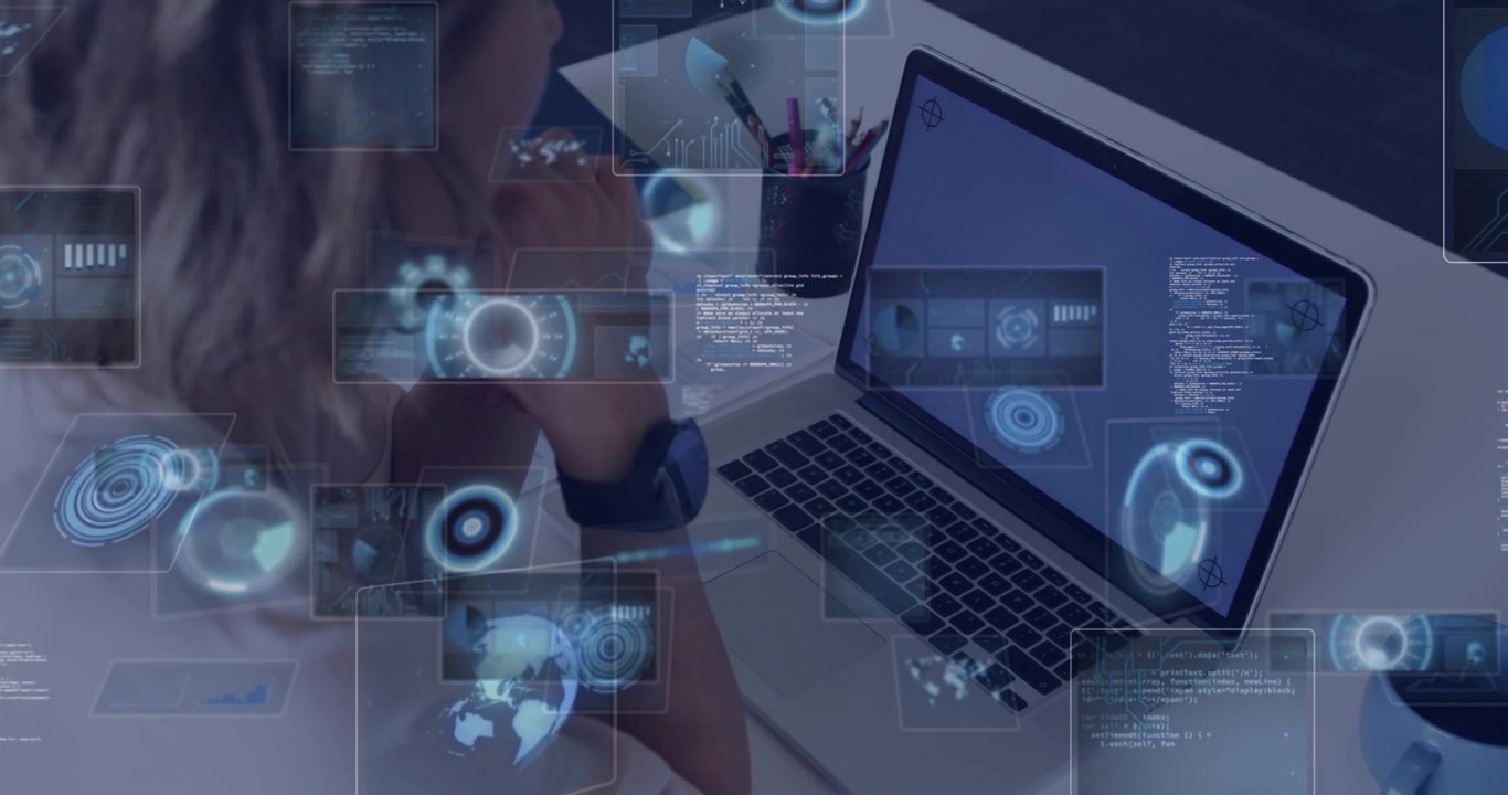 Donna che studia lo schermo del laptop alla scrivania, avviando interfacce digitali che emergono per la visualizzazione dei dati