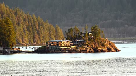 Timelapse-De-Una-Isla-Privada-En-El-Brazo-Indio-En-El-Norte-De-Vancouver-Durante-La-Hora-Dorada