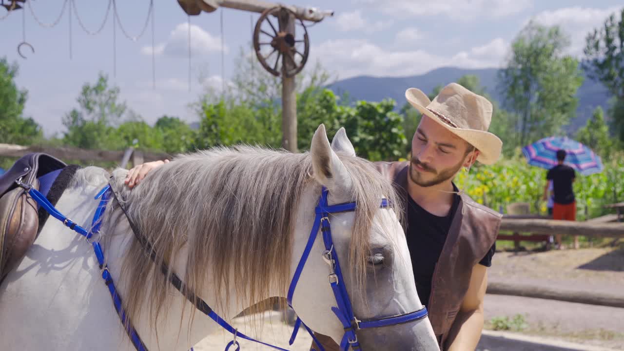 el hombre que ama la melena de su caballo blanco.