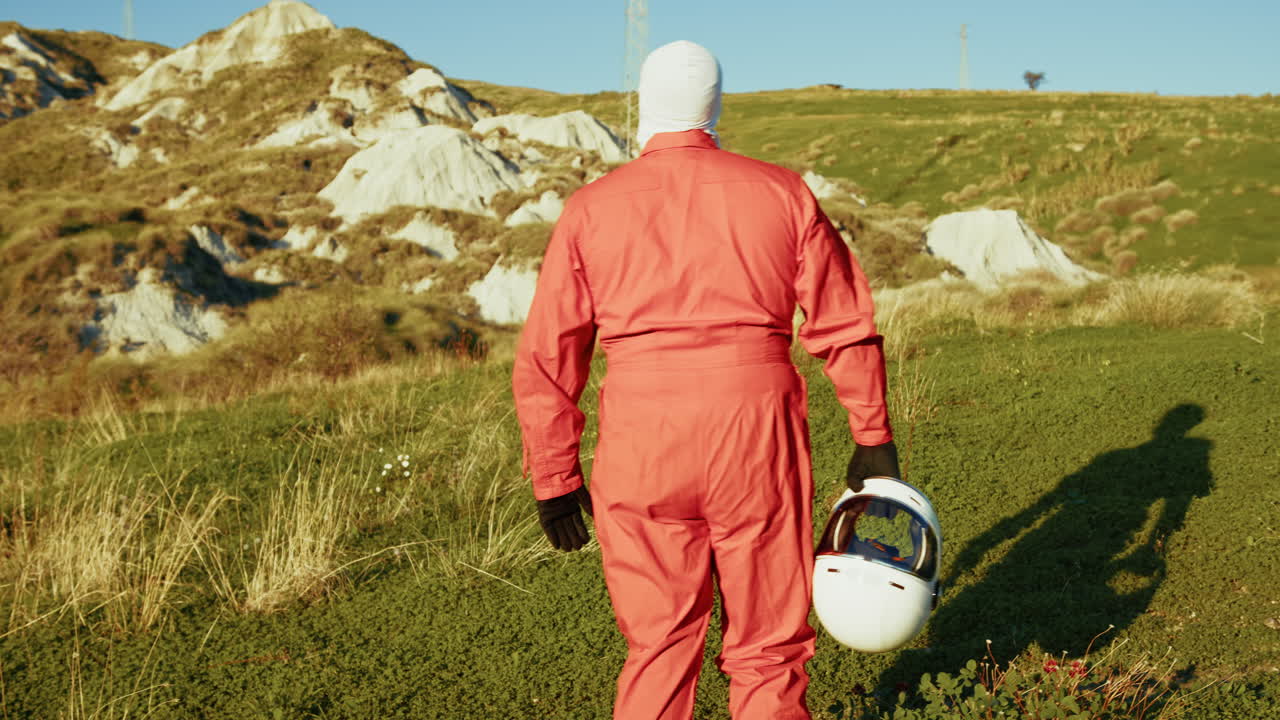 astronauta mira a su alrededor en el nuevo planeta desolado