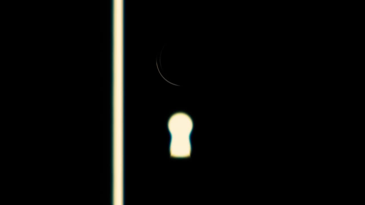 puerta en una habitación oscura se abre y llena el espacio con luz blanca brillante, nuevas posibilidades concepto. animación. silueta abstracta de la puerta y el agujero de la llave con una llave en el interior, monocromático.